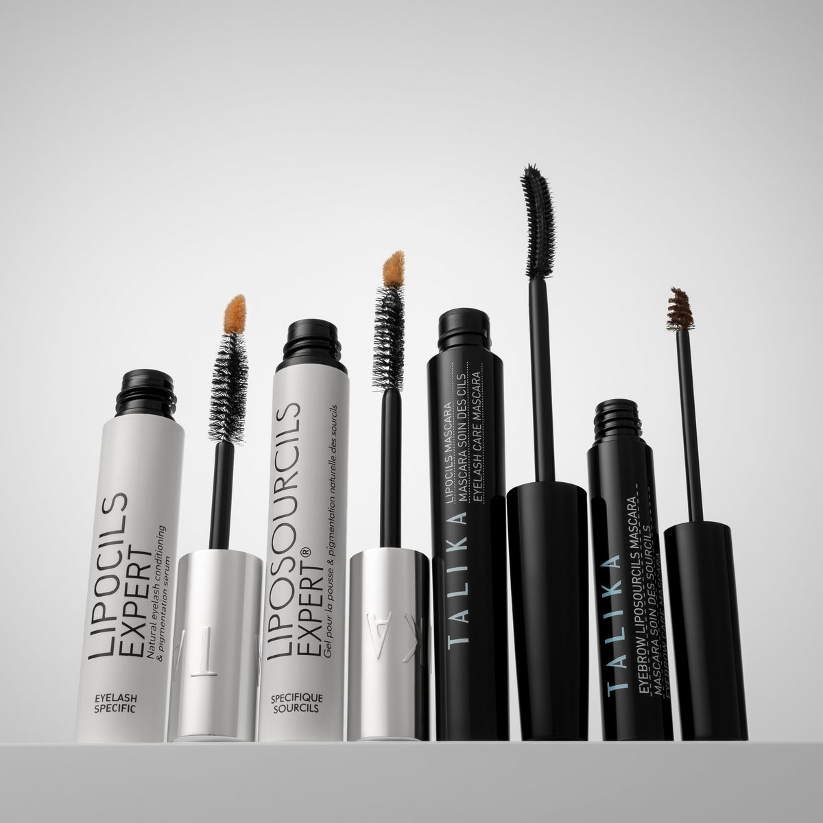La gamme Lipocils et Liposourcils de Talika alignée sur fond gris