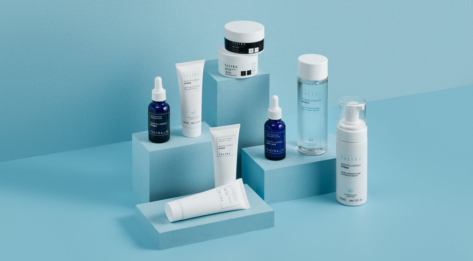 Soins Talika disposés sur des marches bleues
