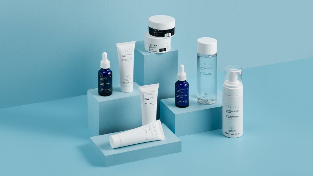 Soins Talika disposés sur des marches bleues