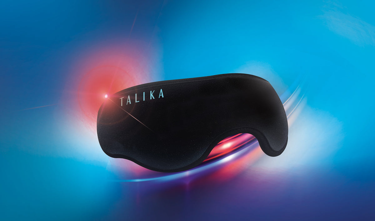 Le masque regard Genius Eyes de Talika, lumière rouge allumée, sur fond bleu nuit