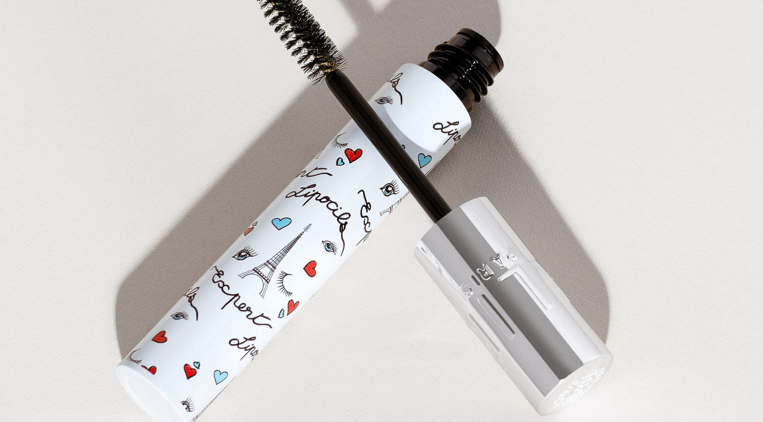 Le sérum Lipocils Expert édition collector ouvert, sa brosse posée en travers du flacon